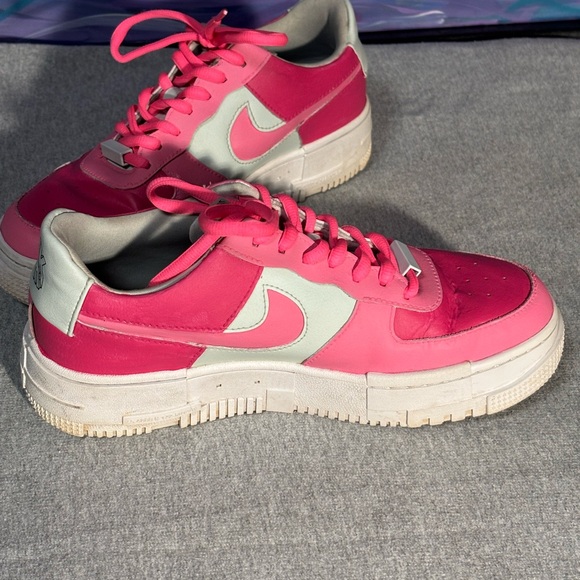 Nike Air Force 1 Pixel Women's 8.5 Pink and White Athletic Shoes - Picture 2 of 12